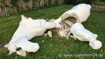 Merkels Beton-Reiterstandbild zusammengebrochen