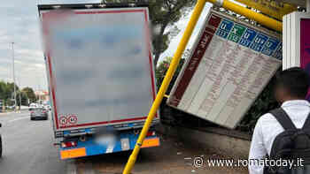 Via Prenestina: camion abbatte palina del bus