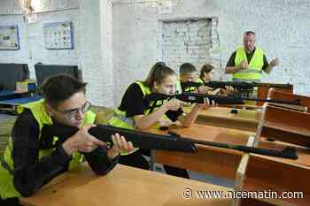 Drones et kalachnikovs au programme: en Ukraine, des adolescents s'entraînent à la guerre