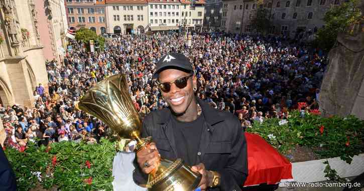 Schröder feiert mit vielen Fans den WM-Titel und Geburtstag