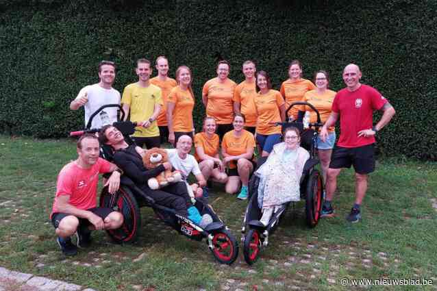Patrick (51) duwt tijdens halve marathon de rolstoel van zijn dochter Manon (12): “Zo dankbaar dat we dit samen kunnen doen”