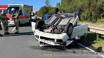 Unfall auf Helmstedter Westumgehung: Auto überschlägt sich