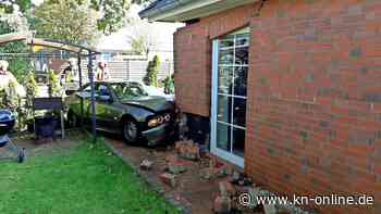 Unfall in Elmshorn: Rentner (80) fährt mit Auto gegen Hauswand