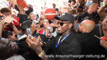 Was für ein 30. Geburtstag: Dennis Schröder trägt sich ins goldene Buch ein