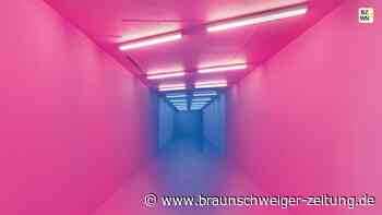 Neu im Kunstmuseum Wolfsburg: rosaroter Tunnel der Kontrolle