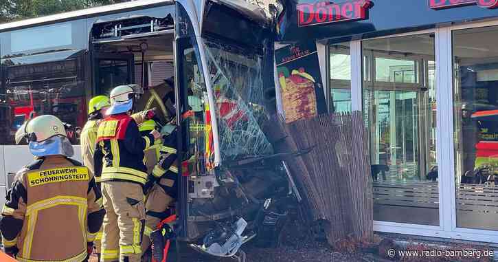 Linienbus kracht in Dönerladen