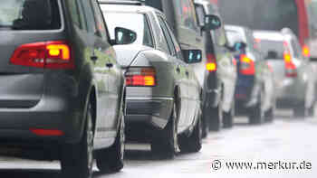 Schwerer Unfall auf A95: Motorradfahrer nach Kollision mit Auto schwerstverletzt