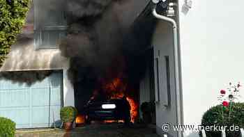 Dramatische Szenen in Bayern: Auto fängt Feuer – Lösch-Versuch scheitert, dann stand das Haus in Vollbrand