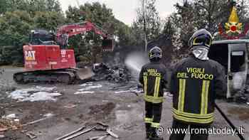 A fuoco una discarica abusiva all'interno di un campo rom