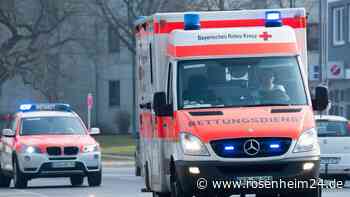 Mit Verkehrsinsel kollidiert und über die Straße geschleudert: 63-Jähriger nach Unfall verletzt