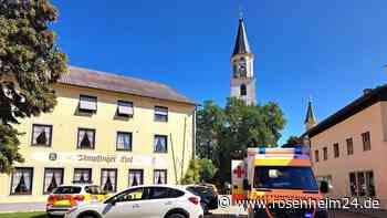 Person unter Auto eingeklemmt - Feuerwehr zur Rettung nach Ampfing alarmiert
