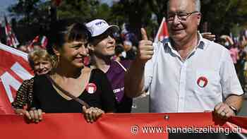 Demonstrierende in Bern fordern höhere Löhne und Renten