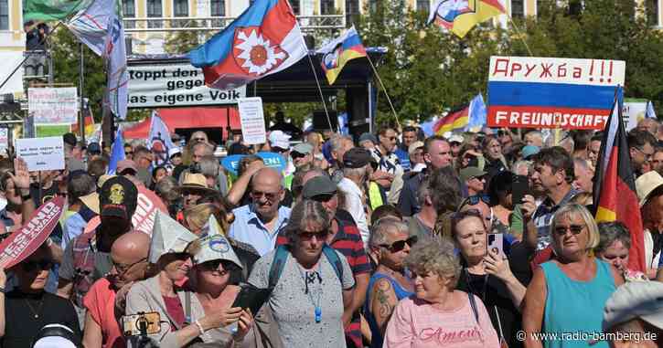 Gut 2000 Menschen bei Protesten gegen Bundesregierung