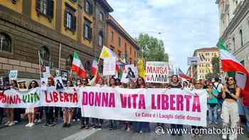 Il corteo di Roma che ricorda Mahsa Amini