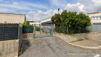 "Un uomo si masturba fuori dalla finestra". E il papà inferocito fa irruzione nella scuola