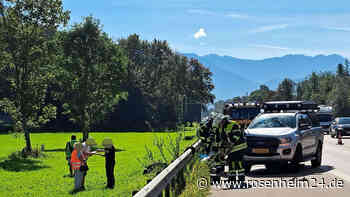 Unfall zwischen Ford Ranger und Audi Q5 auf A93 bei Flintsbach am Inn: Eine Person verletzt