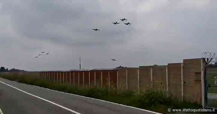 Torino, precipita un aereo delle Frecce Tricolore durante le prove: il pilota si eietta, poi lo schianto. Il video