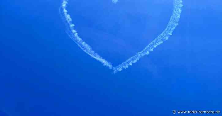 Kunstflieger malt Wiesn-Herzl an Oktoberfest-Himmel