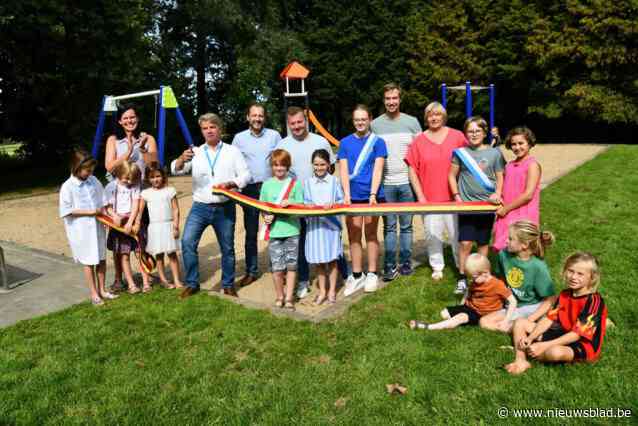 Kindergemeenteraad speelt vernieuwd speelplein De Waarde in