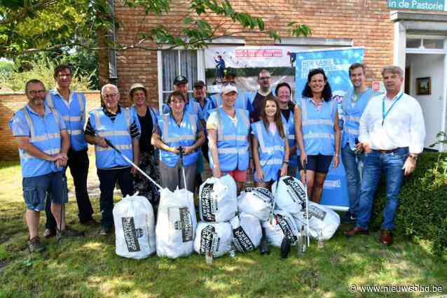 Vrijwilligers vegen dorpscentra schoon tijdens World Cleanup Day