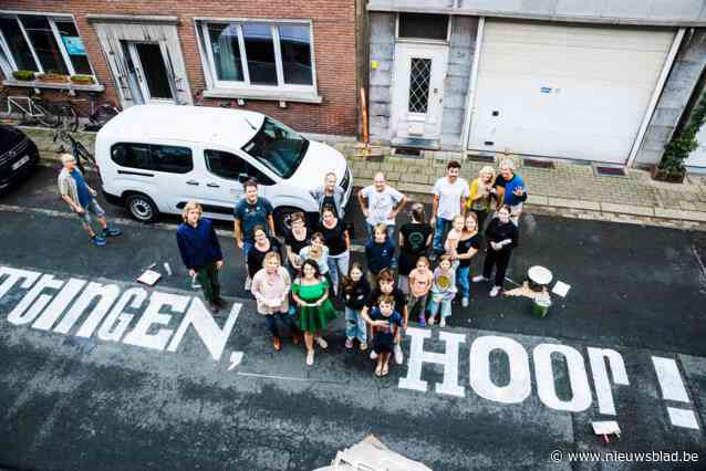 50 straten pleiten voor autoloze zondag in heel Antwerpen: stadsdichters voeren poëtische straatkrijtactie