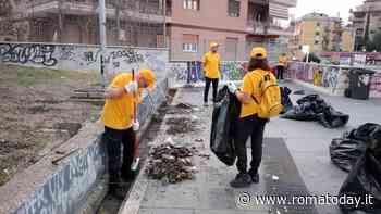 I volontari di Scientology puliscono il piazzale della stazione metro