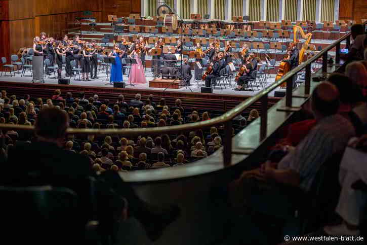 Prominente Besucher gratulieren den Jusis in Bielefeld