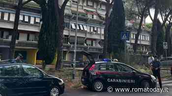 Blitz dei carabinieri a Roma est: droga nel vano ascensore del palazzo occupato e spaccio dall'auto a noleggio