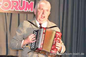 Warburg: Erwin Grosche bringt Publikum zum Lachen und Singen