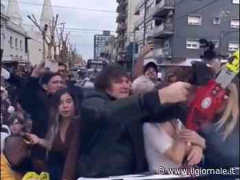 Con la motosega tra i suoi sostenitori. L'ultima follia dell'aspirante presidente