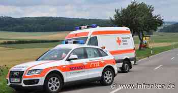 Kreis Kitzingen: Pickup kommt von Straße ab und kracht gegen Strommast - Fahrer (41) schwer verletzt