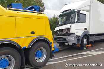 Botsing tussen vrachtwagens op N247  bij Broek in Waterland