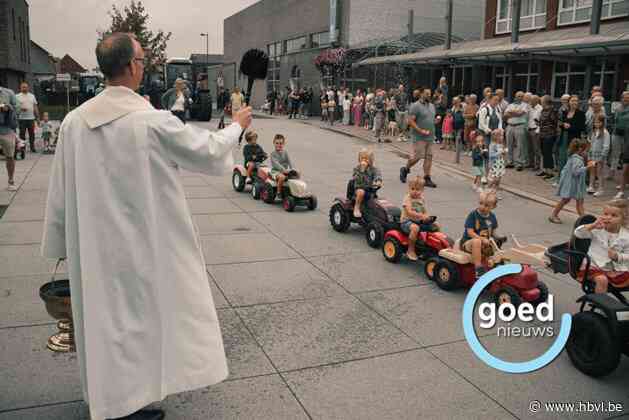 Tractoren van groot en klein krijgen zegen op Dag van de Landbouw