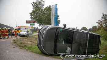 Zwei Autos krachen bei Unfall in Waging zusammen – Peugeot landet auf der Seite