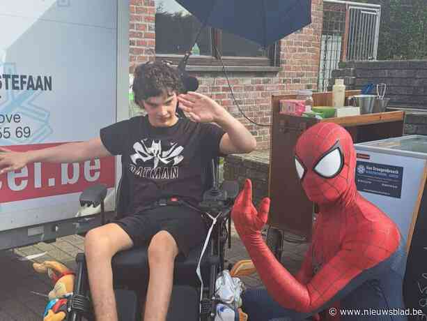 Heldenfeest voor zieke Jarno (19) levert mooi bedrag op: “Het heeft me tot tranen toe bewogen om te zien hoe hij er dankzij iedereen van genoten heeft”