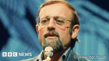 Roger Whittaker: Durham Town folk singer dies at 87