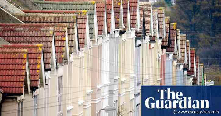 Proportion of UK house sellers cutting asking price reaches ‘highest in over a decade’