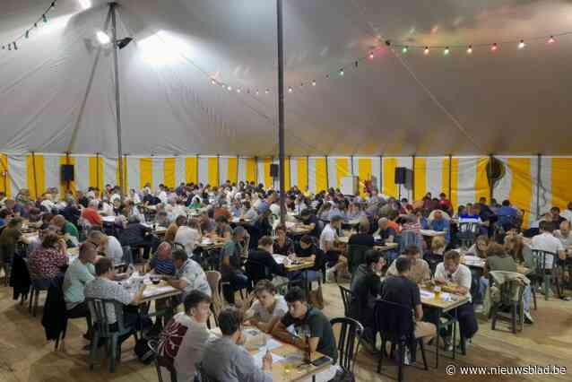 Team De Jumpers wint tweede jaar op rij quiz van Volpenswegekermis