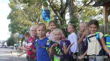 Kinder warten auf den Bus – doch er kommt nicht