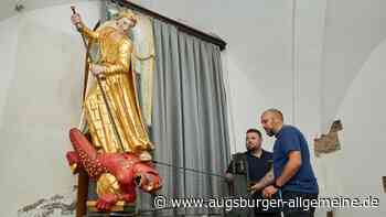 Das ausgepackte Turamichele wartet auf die Blumen am Perlachturm