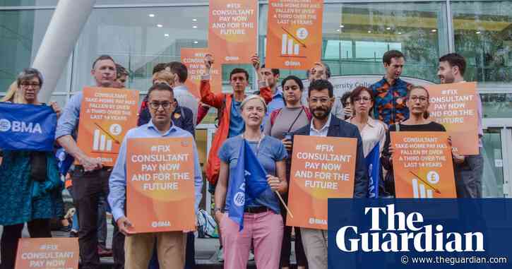 NHS consultants offer to call off strikes for 12% pay rise in apparent olive branch