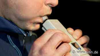 Alkoholisierter Fahrer stößt mit Lastwagen gegen wartendes Auto