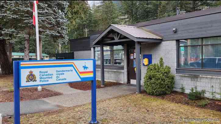 Body discovered along Hwy. 3 near Hope