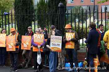 First ever joint NHS consultants and junior doctors strike sees medics attack Government's 'stubborn stance'