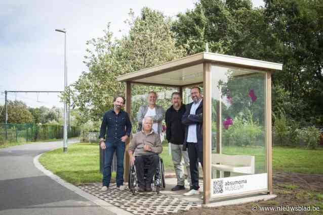 Kunstenaar Geert presenteert museum in… bushokje: “De voorbijgangers zijn deel van de tentoonstelling”