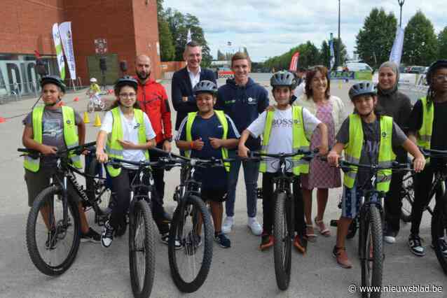 Remco Evenepoel stelt ‘R.EV Brussels Cycling Academy’ voor: “Brusselse jongeren leren fietsen, maar talenten ook beste omkadering geven”