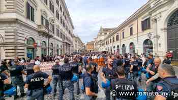 La protesta degli ex percettori del reddito di cittadinanza. Tensione con la polizia