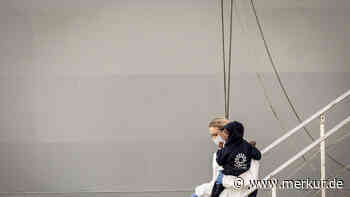 „Er weint nicht, er lächelt nicht“: Kleinkind alleine auf Lampedusa – Schicksal rührt Italien