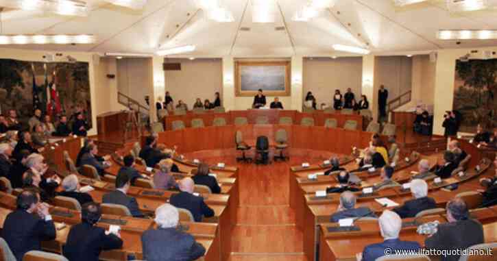 Piemonte, c’è la campagna elettorale e i consiglieri di centrodestra (pagati 7mila euro al mese) disertano l’aula: nel 2023 salta il numero legale 30 volte su 47 sedute