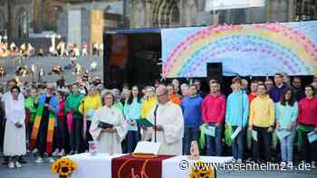 Priester segnen gleichgeschlechtliche Paare vor Kölner Dom